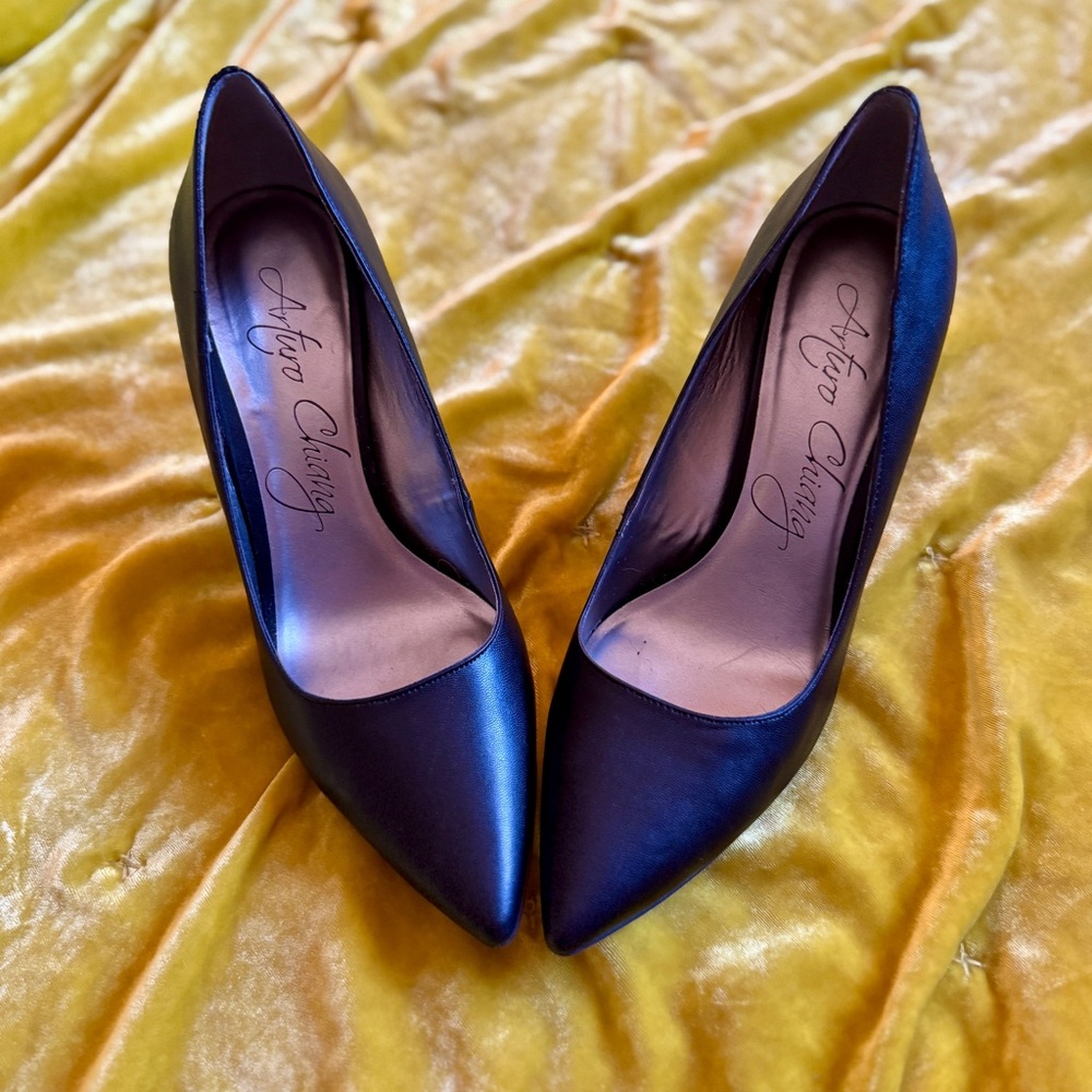 Arturo Chiang Classic Black Heels – Women’s Size 9